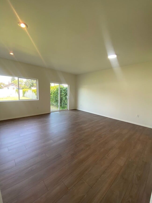 Building Photo - Large 3 bedroom, 2.5 bath duplex-just upda...