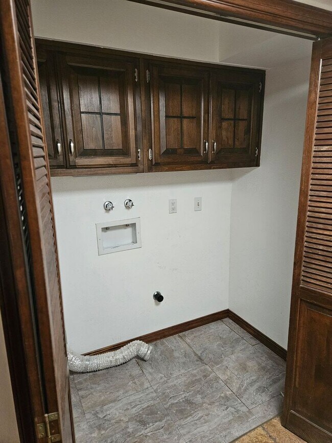 Building Photo - Energy Efficient 4 bed Home in Foothills