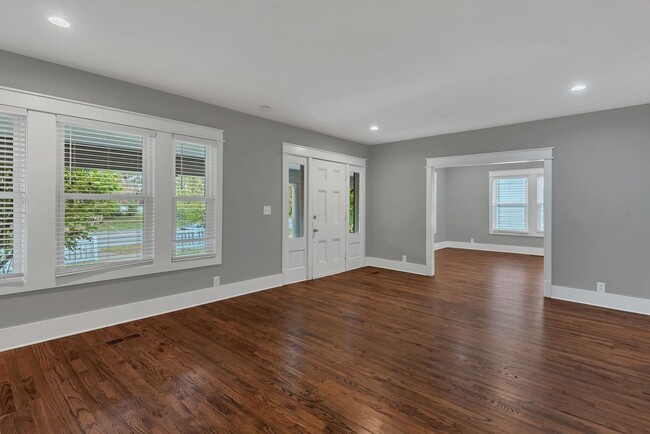 Building Photo - Total remodeled East Nashville Beauty!