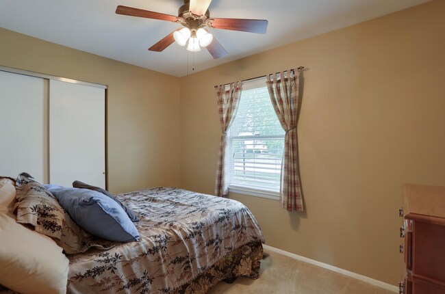 Building Photo - 1712 Stratford Dr