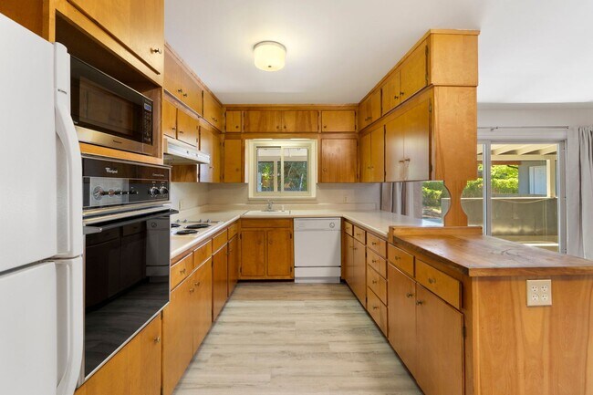 Building Photo - Reburbished 3bd/2ba, 2,275 sq ft home in Coconino Estates close to Hospital, park, downtown Flags...