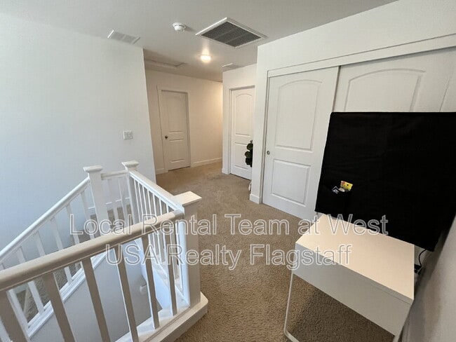 Building Photo - 2705 W Windtree Dr