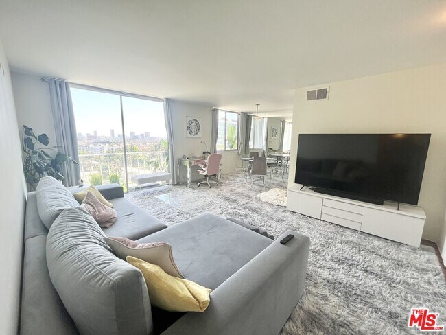 Building Photo - 100 S Doheny Dr