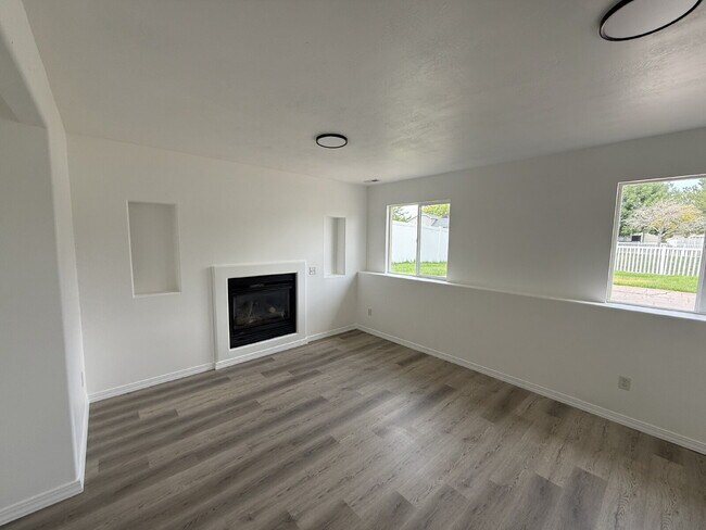 Building Photo - "Charming, newly renovated, 4-Bed, 3-Bath ...