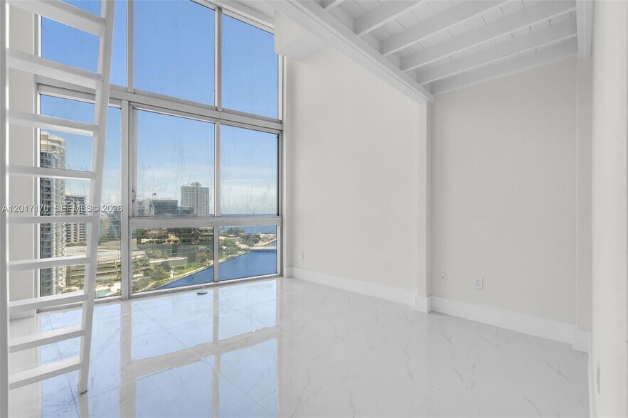 Building Photo - 495 Brickell Ave