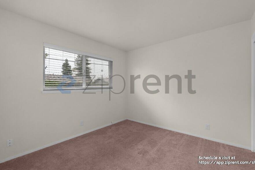 Building Photo - 9033 Fashion Dr