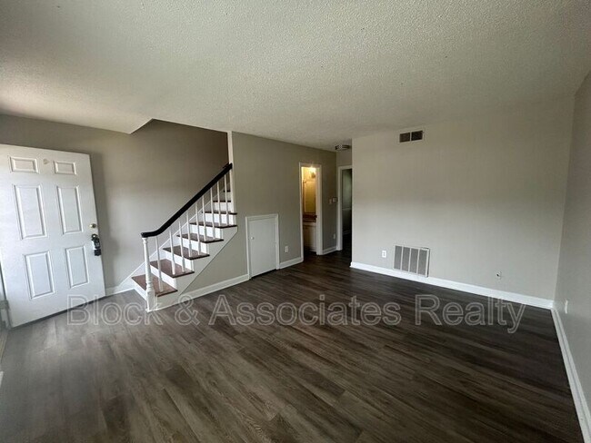 Building Photo - 504 S Cherry St