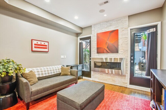 Building Photo - 2 BED PLUS DEN!!! * Fully Furnished and Fa...