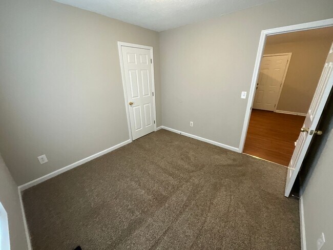 Building Photo - Now Available! Cute 4 Bed, 2 Bath Bungalow in Glenwood! Great Central GSO location