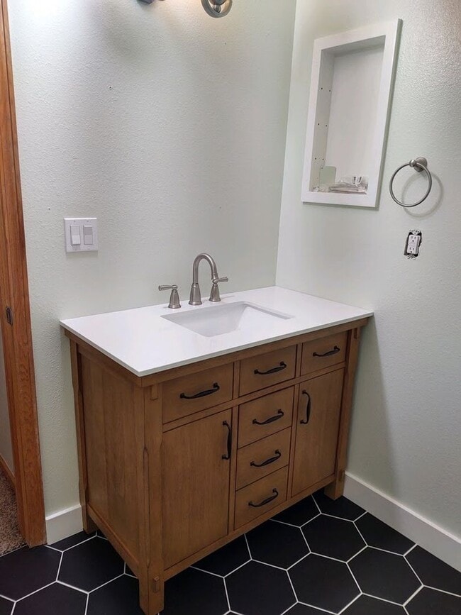 Building Photo - Charming 4-Bedroom Home in Prime Location!