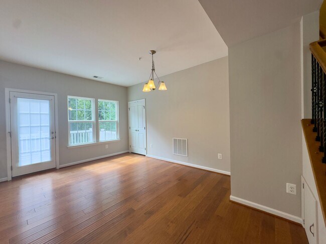 Building Photo - 1302 Dickinson Ct