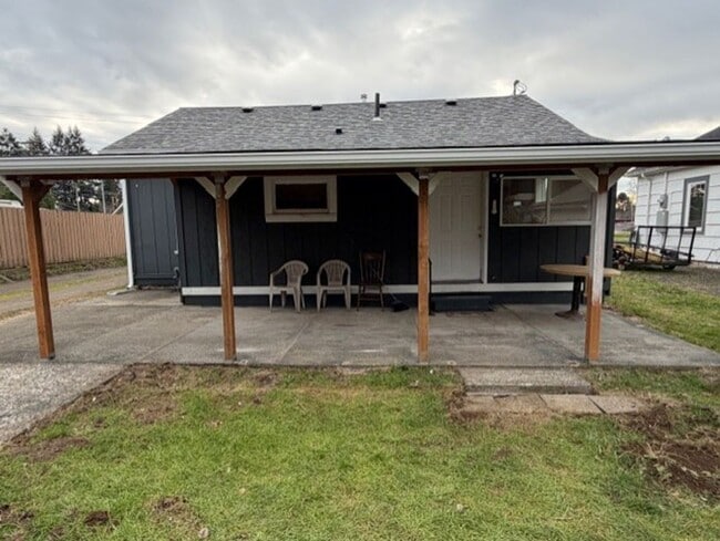 Building Photo - Stylish & Updated 2-Bedroom Home