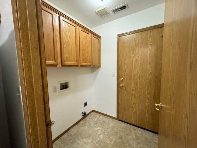 Building Photo - 2 bedroom 2 bathroom Roseburg Duplex