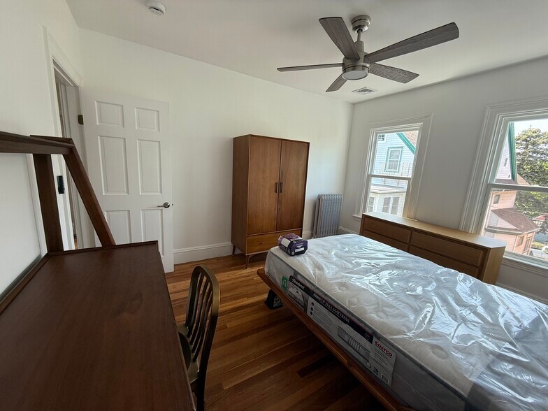 Building Photo - 96 Munroe St