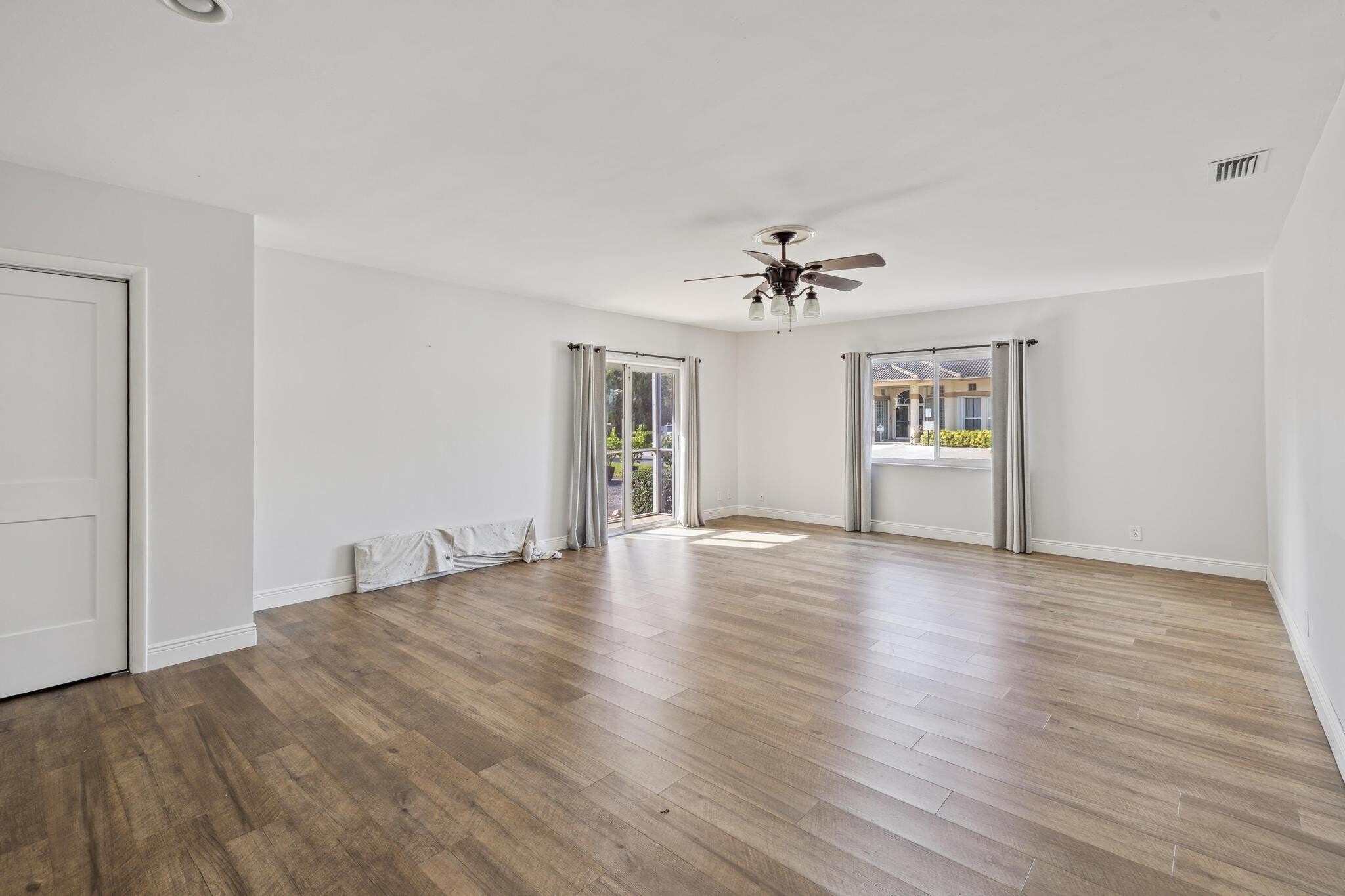 Building Photo - 1450 N Riverside Dr