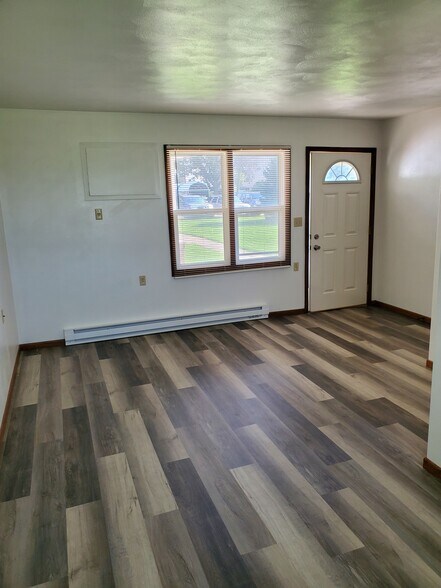 Living/Entry - 172 North St