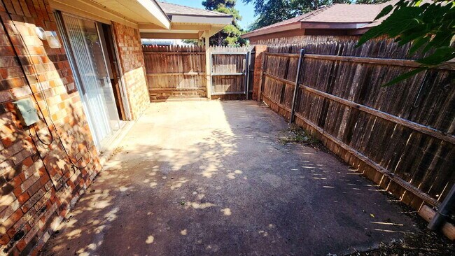 Building Photo - Centrally Located/ Convenient to Major Tho...