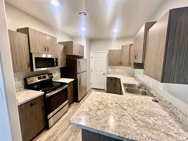 Building Photo - 3 bed -2.5 bath - Newer townhome in the heart of Cedar City!