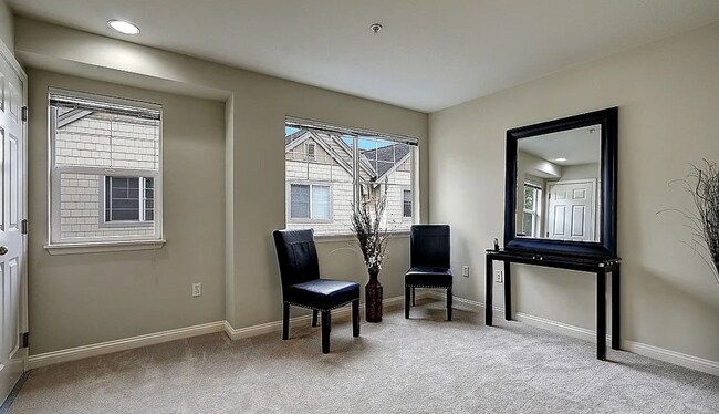 Building Photo - Gorgeous Townhouse in the Heart of Kirkland W/ Community Fitness Center & Hot Tub!