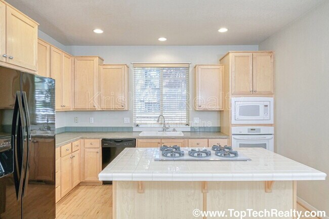 Building Photo - 14705 SW Redbud Way