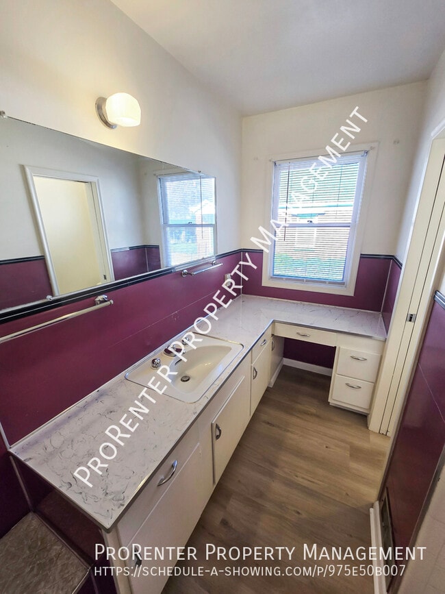 Building Photo - 2338 Van Buren Ave