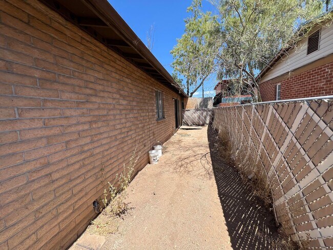 Building Photo - 303 E Lester St
