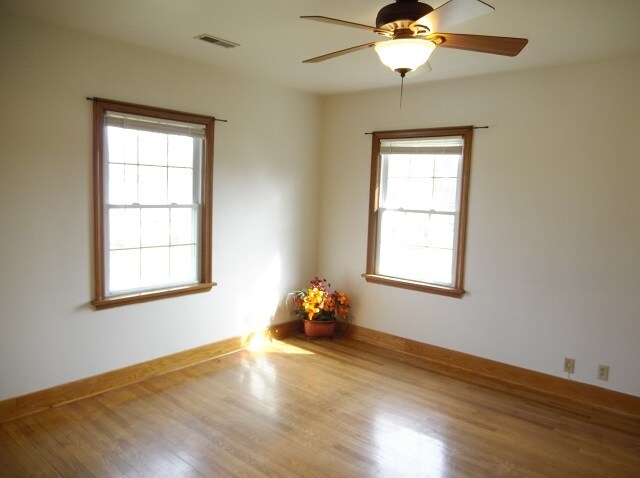 Another primary bedroom view: two vinyl windows & ceiling fan. Approx. size: 13'5"x 12'5" - 742 E Ford Ave