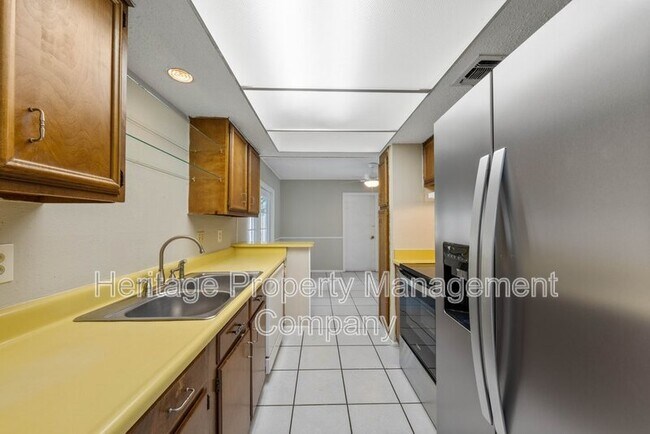 Building Photo - 7422 Stonehouse Dr