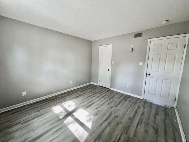 Building Photo - OPEN HOUSE SATURDAY THE 20TH 10AM-12PM! AMAZING 2 BED / 2 BATH CONDO – ONLY 8 BLOCKS FROM THE BEACH!