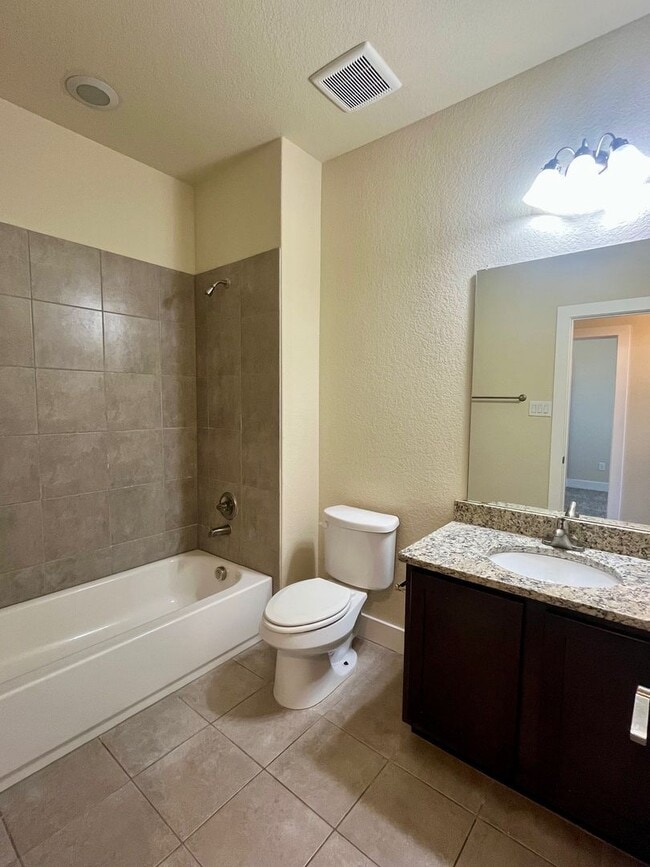 Building Photo - Fabulous Townhome in New Braunfels 3/2.5 ~ Minutes from Gruene ~ Move in Ready!