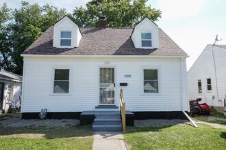 Building Photo - Freshly Renovated 2-Bedroom Home – Cozy & ...