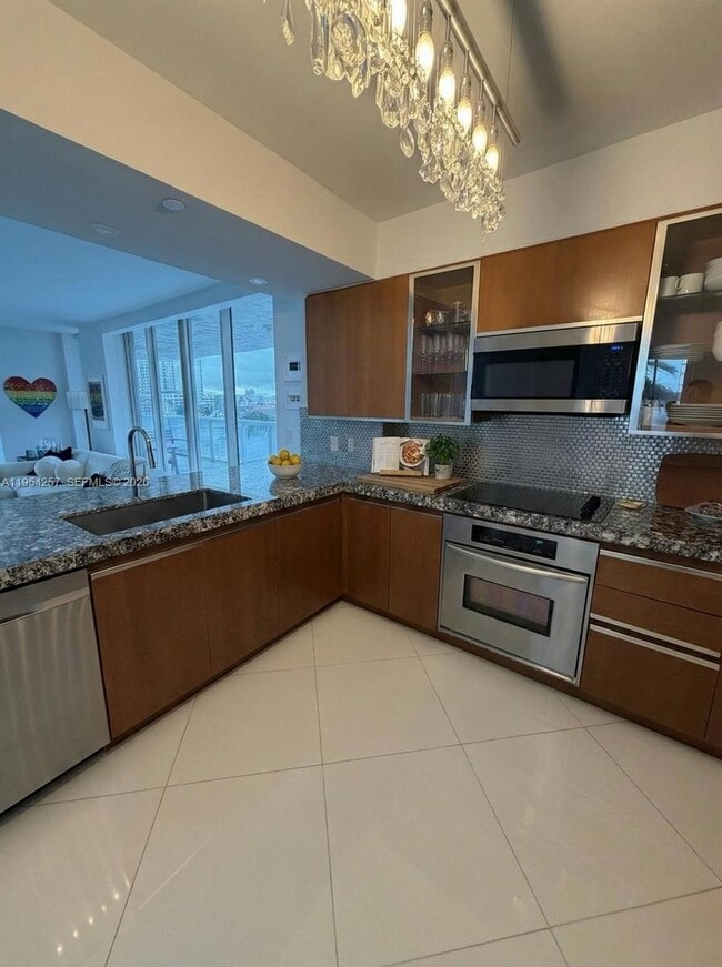 Building Photo - 10 Venetian Way