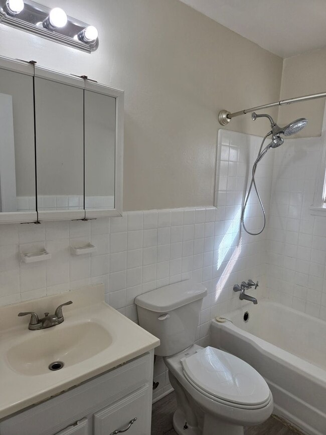 Building Photo - Charming 3-bedroom, 1-bathroom home in Por...
