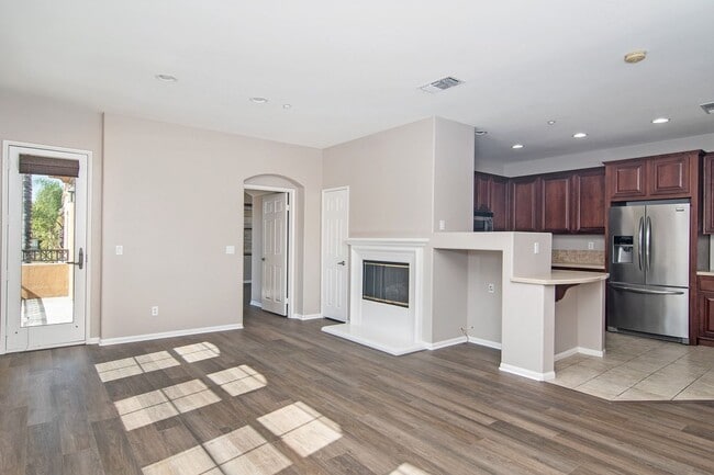 Building Photo - Nicely upgraded townhouse in resort-like E...