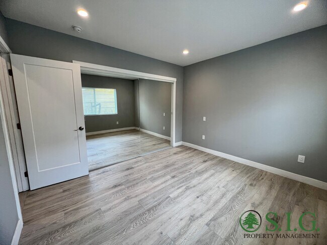 Building Photo - 11516 Kelowna St