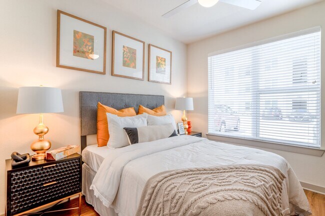 Building Photo - Prime Houston Location | Modern Interiors!