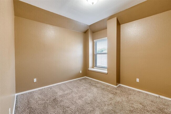 Building Photo - 305 Leather Oak Loop