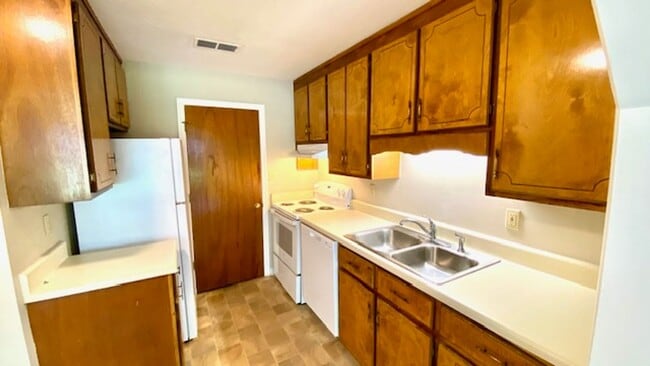 Building Photo - Conifer Ring #69 A,B,C