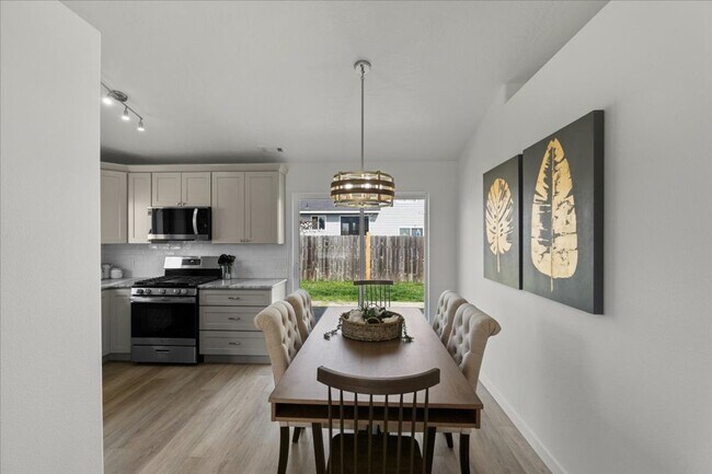 Building Photo - Stunning 3 bdrm 2 bath  Hayden Home!