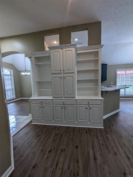 Building Photo - 7157 White Oak Ln