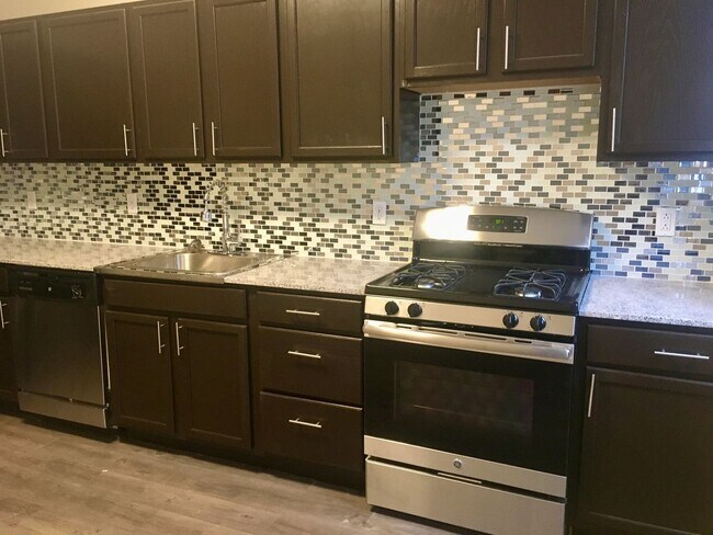 Building Photo - *** Duplex Style Apartment * Pet Friendly * Renovated * Available Now * Granite Counters * Stainl...