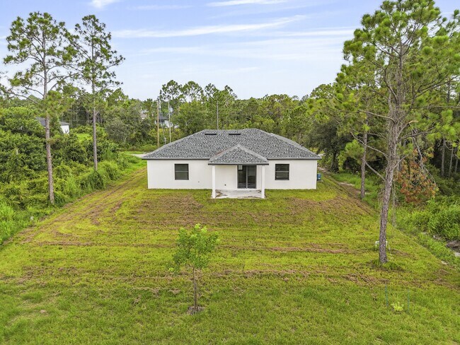 Building Photo - 827 Carpenter St E