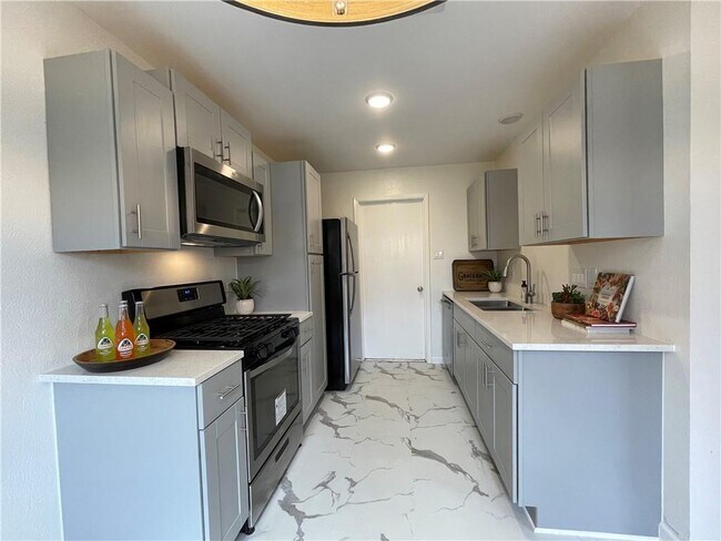 Building Photo - 1911 Heathwood Cir