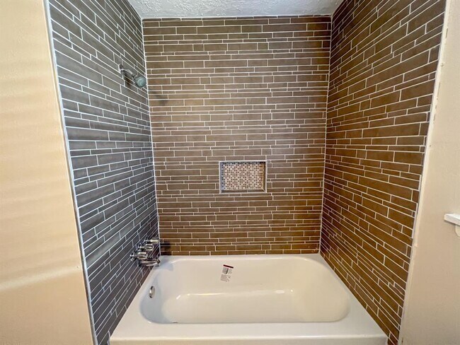 Building Photo - 2815 Monticello Dr