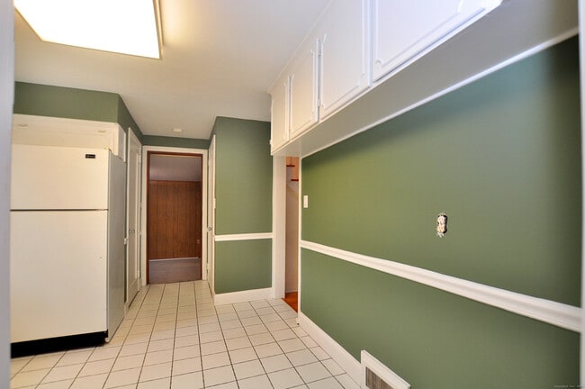 Building Photo - 19 Seneca Rd