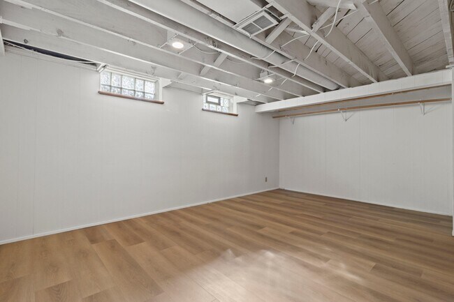 Building Photo - 4918 N Berkeley Blvd