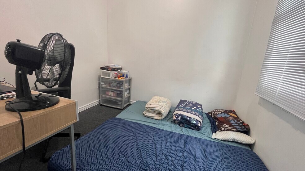 Building Photo - 5807 Hobart St