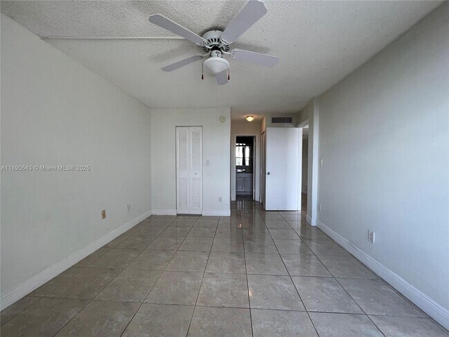 Building Photo - 14415 N Kendall Dr