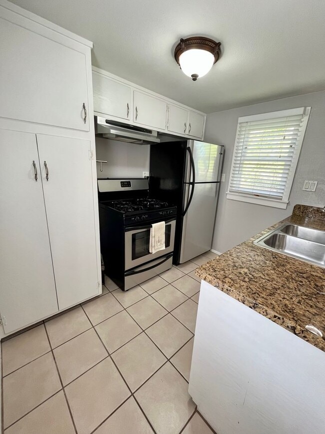 Building Photo - Quintessential Ventura 1 bed rear unit with LARGE, PRIVATE, BEAUTIFUL OUTDOOR LIVING AREA