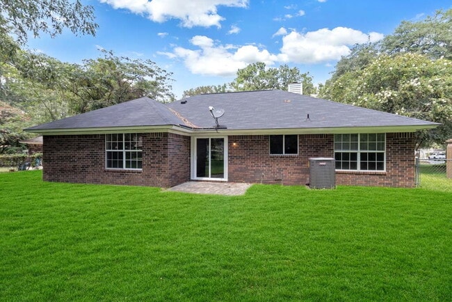 Building Photo - Nicely Renovated Ranch in Richmond Hill with Hard Surface Floors Throughout